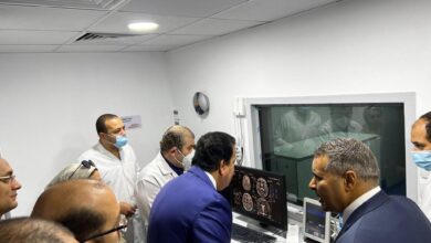 Photo of وزير الصحة يتابع حالة أول مريض تستقبله وحدة القسطرة القلبية بمستشفى العلمين