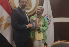 الدكتور حسام عبد الغفار المتحدث الرسمي لوزارة الصحة مع الزميلة عزيزة فؤاد