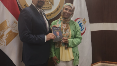 الدكتور حسام عبد الغفار المتحدث الرسمي لوزارة الصحة مع الزميلة عزيزة فؤاد