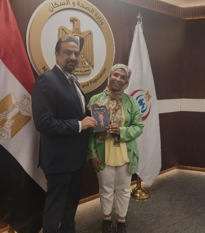 الدكتور حسام عبد الغفار المتحدث الرسمي لوزارة الصحة مع الزميلة عزيزة فؤاد